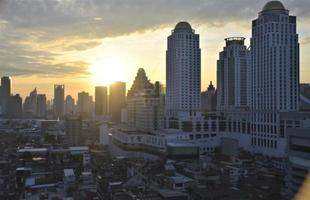 vista di edifici alti a Bangkok all'alba foto