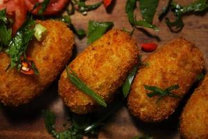 foto di torte di patate dorate croccanti fuori e morbide dentro, cibo iftar, con bevande fresche