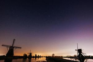 cielo stellato sopra i mulini olandesi. foto