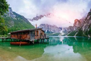 casa galleggiante nelle alpi foto