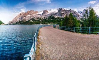 lago tra le montagne foto