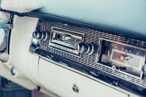 radio nel cruscotto all'interno della vecchia auto d'epoca foto