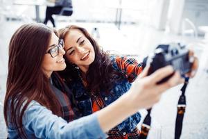 ragazza felice con foto di turisti di te stesso