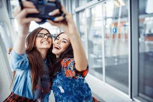 ragazza felice con foto di turisti di te stesso