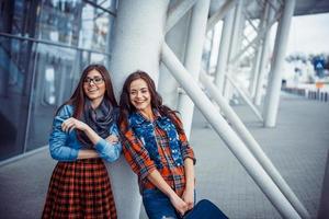 ragazze che si divertono e sono felici quando si sono incontrate all'aeroporto.art proc foto