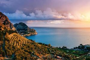 città in riva al mare foto