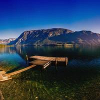 molo di legno sul lago di montagna foto