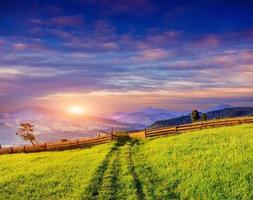 paesaggio estivo di montagna. erba alta e cielo nuvoloso foto