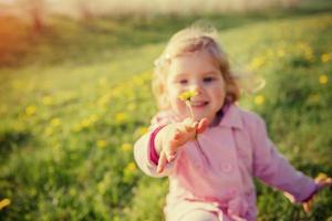 bambino che gioca in una soleggiata giornata primaverile. effetto tonificante. foto