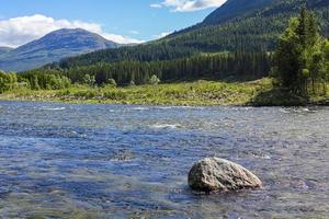 che scorre bellissimo fiume lago hemsila con panorama montano,hemsedal, norvegia. foto