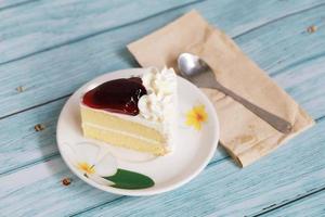 cheesecake ai mirtilli sul tavolo blu dessert fatto in casa con cucchiaio e carta velina foto