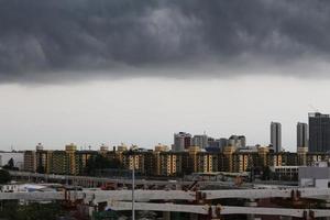 nuvole di pioggia stanno coprendo il cielo della città. sfondo nuvola di pioggia. foto