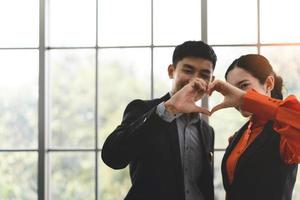 felice asiatico adulto affari uomo e donna amore coppia in ufficio. foto