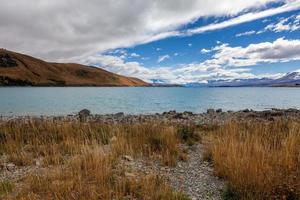 vista panoramica del lago tekapo nell'isola meridionale della nuova zelanda foto