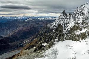 vista dal monte bianco o mont blanc nella valle d'aosta italia foto