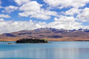 vista panoramica del colorato lago tekapo foto