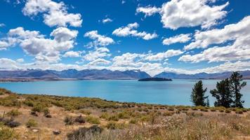 vista panoramica del colorato lago tekapo in nuova zelanda foto