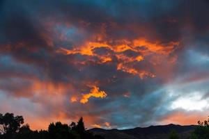 tramonto infuocato a wanaka in nuova zelanda foto