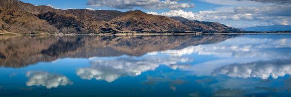 panorama del lago hawea foto