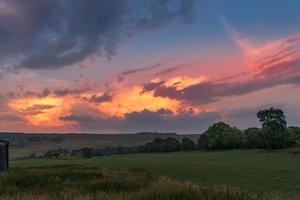 cielo al tramonto nello Yorkshire Dales National Park vicino a Malham foto