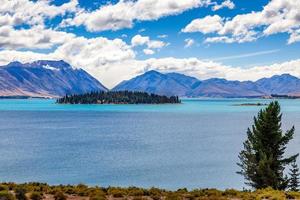 vista panoramica del colorato lago tekapo foto