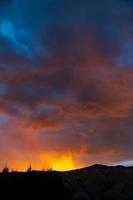 tramonto infuocato a wanaka in nuova zelanda foto