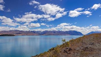 vista panoramica del colorato lago tekapo foto