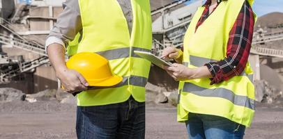 ingegneri con tablet che si incontrano su una struttura industriale foto