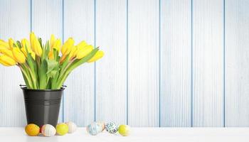 bellissimo sfondo di Pasqua con tulipani colorati e uova di Pasqua. foto