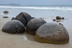 massi moeraki alla spiaggia di koekohe sulla costa di otago della nuova zelanda foto