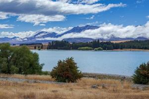 vista panoramica del lago tekapo nell'isola meridionale della nuova zelanda foto