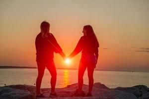 ragazze abbracciate al tramonto foto