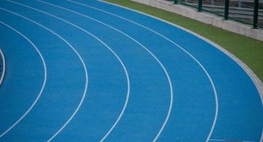 corsie della pista di atletica leggera foto