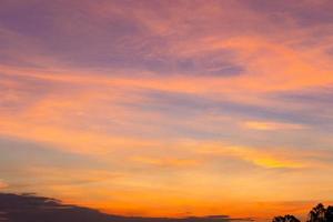 bellissimo cielo colorato al tramonto per il concetto di sfondo foto