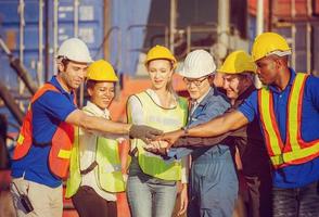 concetto di lavoro di squadra di successo, ingegnere di uomini d'affari felici e team di lavoratori che si uniscono per mano. foto