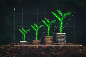mucchio di monete con grafico a barre digitale verde concetto di analisi delle tendenze future delle attività finanziarie per iniziare a risparmiare o investire. foto