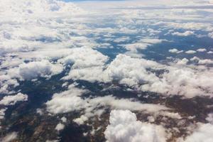 cielo blu con nuvole sull'aereo foto