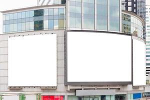 immagine mockup di poster con schermo bianco in bianco e cartelloni pubblicitari all'esterno dell'edificio per la pubblicità foto