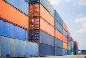 impilati di contenitori nei terminal per container, nell'industria e nel concetto di trasporto foto
