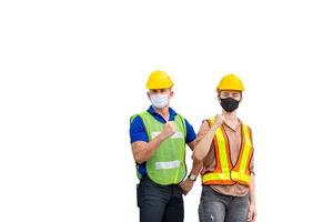 team di ingegneri e lavoratori che indossano una maschera protettiva contro il coronavirus, team di uomini d'affari con tracciato di ritaglio su sfondo bianco foto