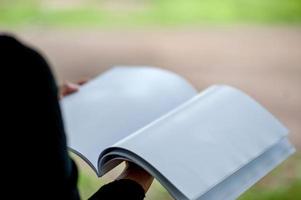 la mano e il libro delle giovani donne sta leggendo libri per il concetto di educazione all'istruzione foto