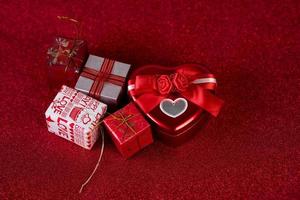 immagine di sfondo rosso e confezione regalo concetto di san valentino