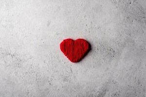 cuore rosso, immagine nell'angolo superiore e cuore colorato bianco concetto di immagine di sfondo amore foto