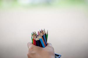 immagini a mano e a matita, concetto di educazione a colori di sfondo verde con spazio per la copia foto