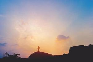 silhouette di montagna il sole, il cielo e il concetto di silhouette di vita foto