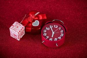 immagine di sfondo rosso e confezione regalo concetto di san valentino foto