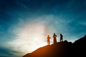 silhouette di leadership di squadra, lavoro di squadra e lavoro di squadra e deliziosi concetti di silhouette foto