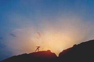 silhouette di montagna il sole, il cielo e il concetto di silhouette di vita foto