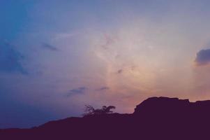 silhouette di montagna il sole, il cielo e il concetto di silhouette di vita foto