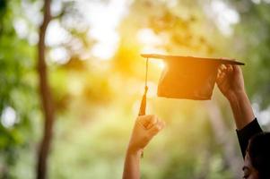 i laureati esprimono gioia per la laurea. è una persona di successo - immagine foto